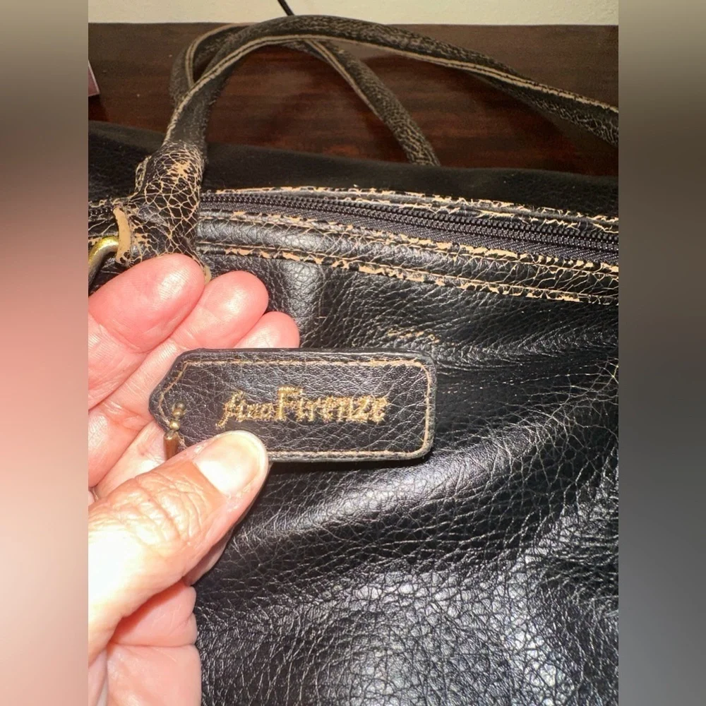 FINA FIRENZE TRAVEL DISTRESSED LEATHER MESSENGER BAG MANY POKETS .